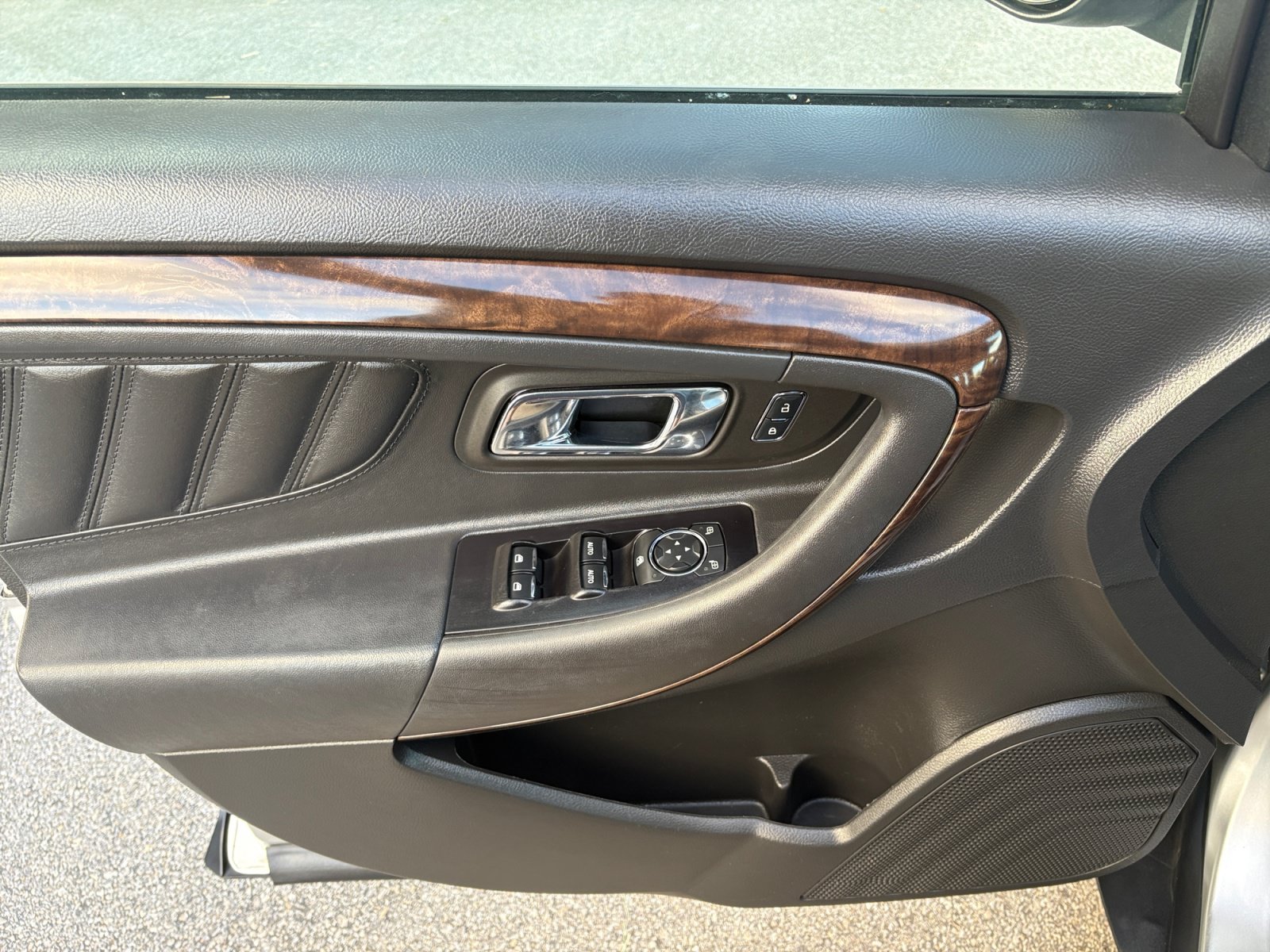 Used 2018 Ford Taurus Limited FWD image 25