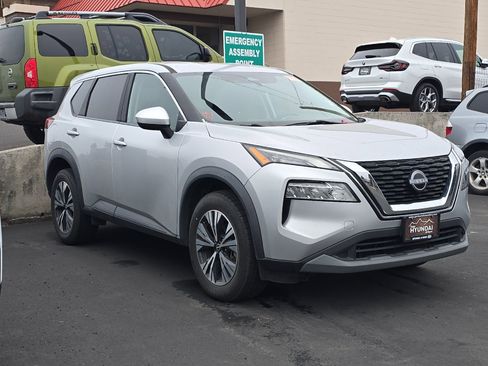 Used 2023 Nissan Rogue SV image 2