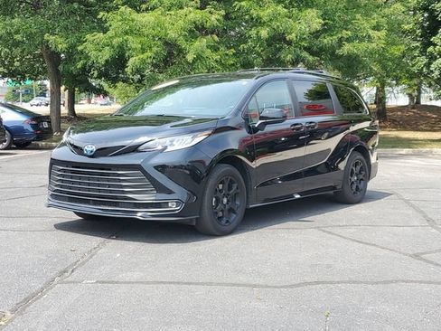 Used 2025 Toyota Sienna XLE Woodland Edition AWD/4WD image 2