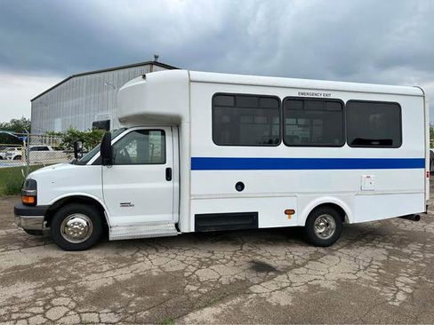 Used 2012 Chevrolet Express 4500 w/ Shuttle Bus Package RWD image 3