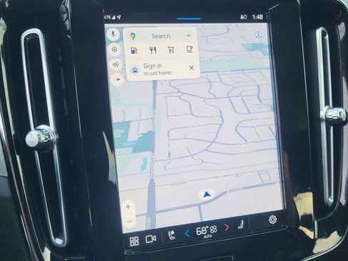 Certified 2023 Volvo XC40 B5 Ultimate w/ Protection Package Premier image 18