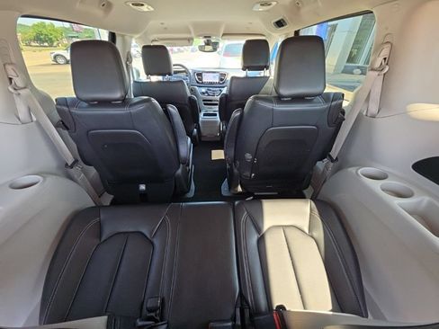 Used 2024 Chrysler Pacifica Limited FWD image 32