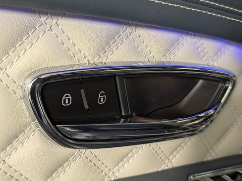 Used 2022 Bentley Bentayga AWD/4WD image 26