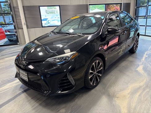 Used 2017 Toyota Corolla SE FWD image 3