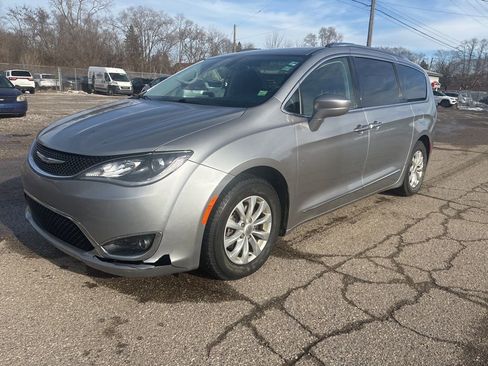 Used 2018 Chrysler Pacifica Touring-L image 1