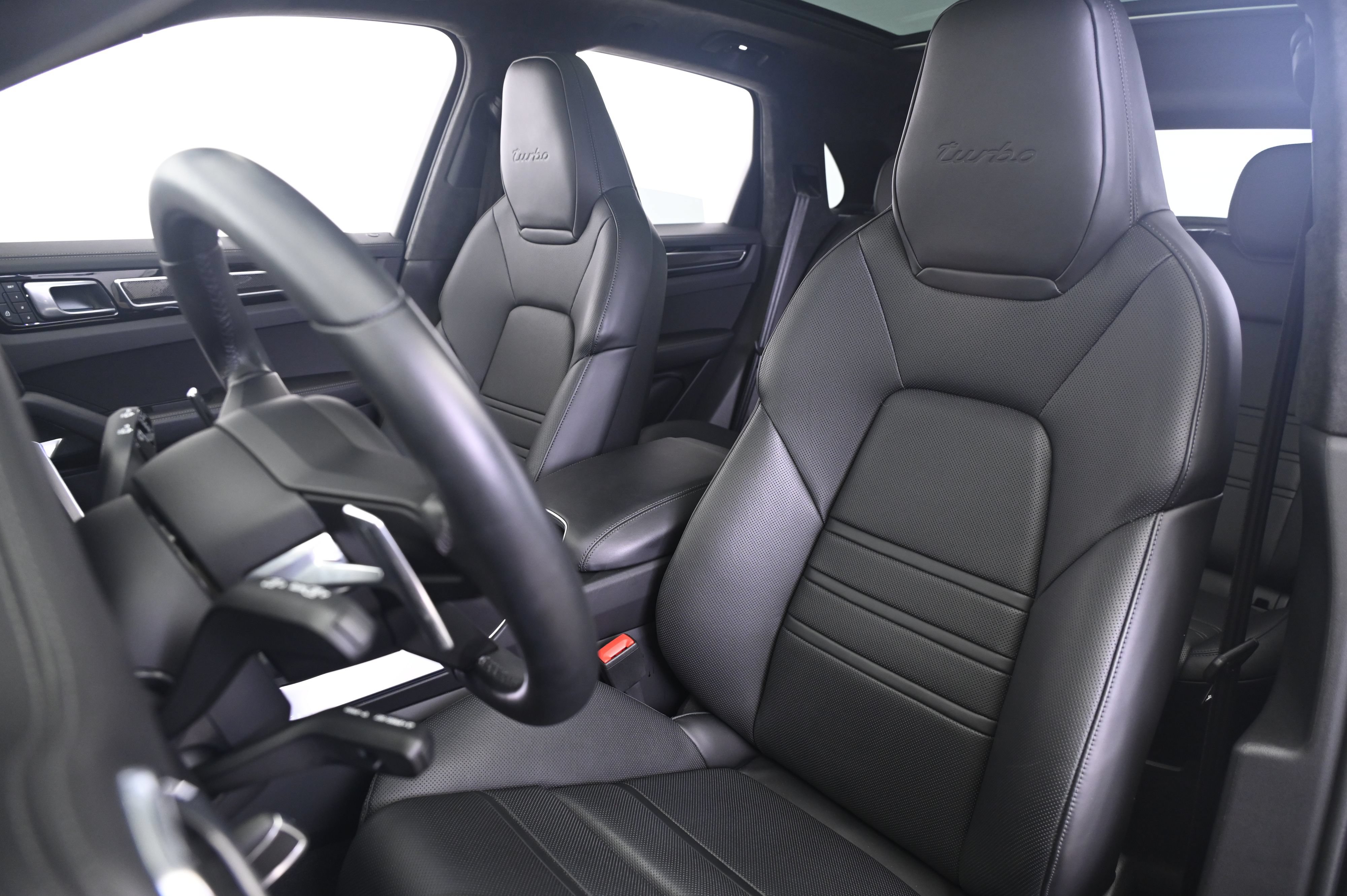 Used 2023 Porsche Cayenne Turbo AWD/4WD image 30