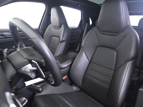 Used 2023 Porsche Cayenne Turbo AWD/4WD image 30