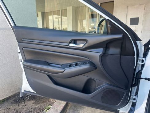 Used 2025 Nissan Altima 2.5 SV FWD image 18