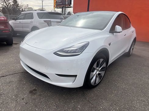 Used 2020 Tesla Model Y Long Range image 2