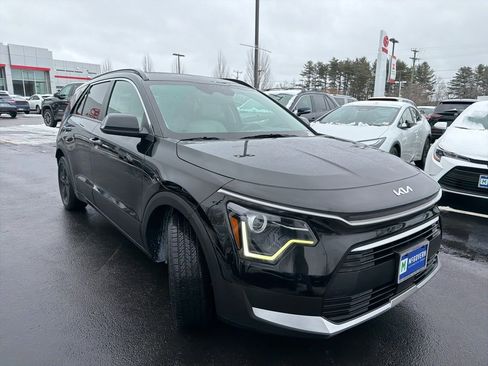 Used 2023 Kia Niro EX image 3
