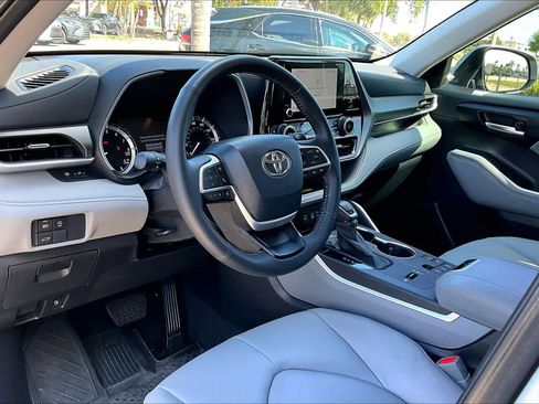 Used 2024 Toyota Highlander XLE image 18