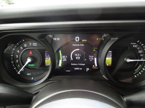 Used 2025 Jeep Wrangler Unlimited Sahara AWD/4WD image 19