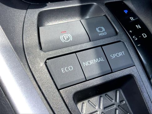 Used 2025 Toyota RAV4 XLE FWD image 33