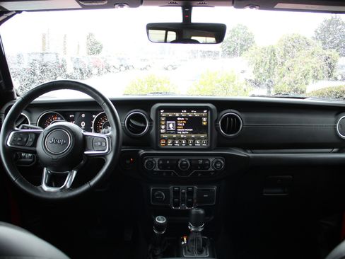 Used 2018 Jeep Wrangler Unlimited Sahara w/ Uconnect 4C Nav & Sound Group AWD/4WD image 28