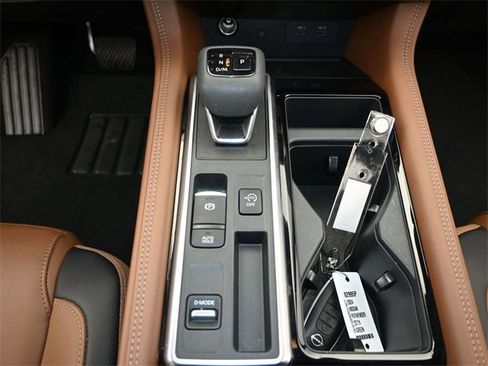 Used 2024 Nissan Pathfinder Platinum image 9