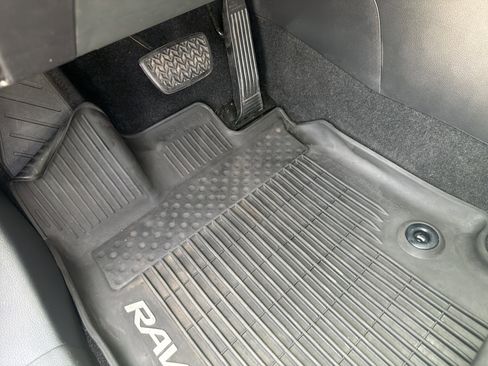 Used 2021 Toyota RAV4 XLE Premium image 17