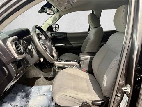 Used 2018 Toyota Tacoma SR5 AWD/4WD image 11