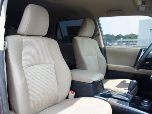 Used 2020 Toyota 4Runner SR5 AWD/4WD image 21
