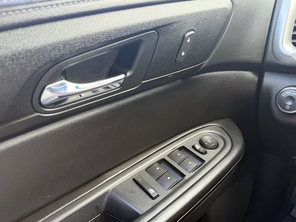 Used 2015 GMC Acadia SLE FWD image 25