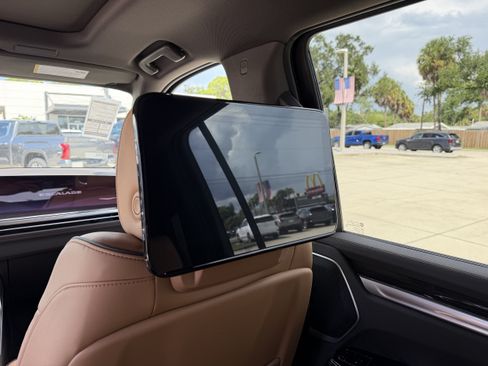 New 2026 Cadillac Escalade ESV Luxury w/ LPO, Floor Liner Package AWD/4WD image 32