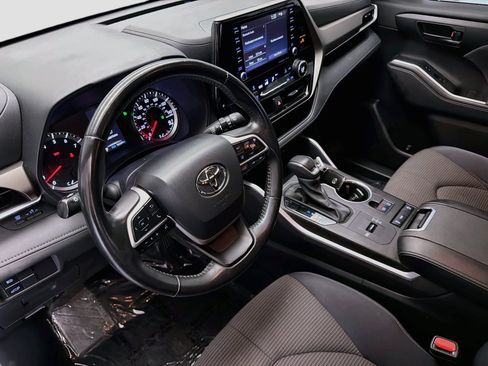 Used 2022 Toyota Highlander LE FWD image 7