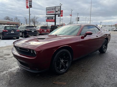 Used 2019 Dodge Challenger SXT image 3