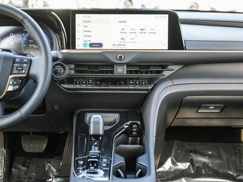 Used 2025 Toyota Crown Signia Limited w/ Advanced Technology Package image 13