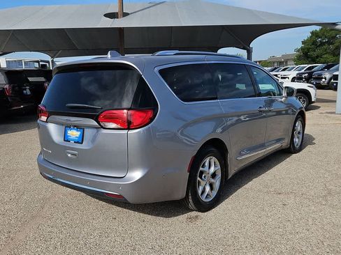 Used 2020 Chrysler Pacifica Touring-L Plus w/ Tire & Wheel Group FWD image 8