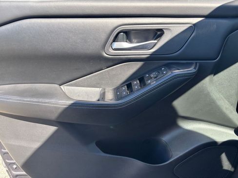 Used 2024 Nissan Rogue SV FWD image 18