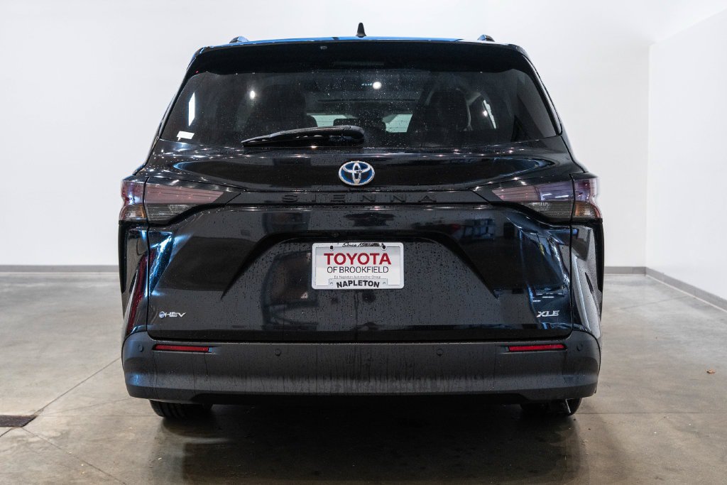 Used 2025 Toyota Sienna XLE FWD image 8