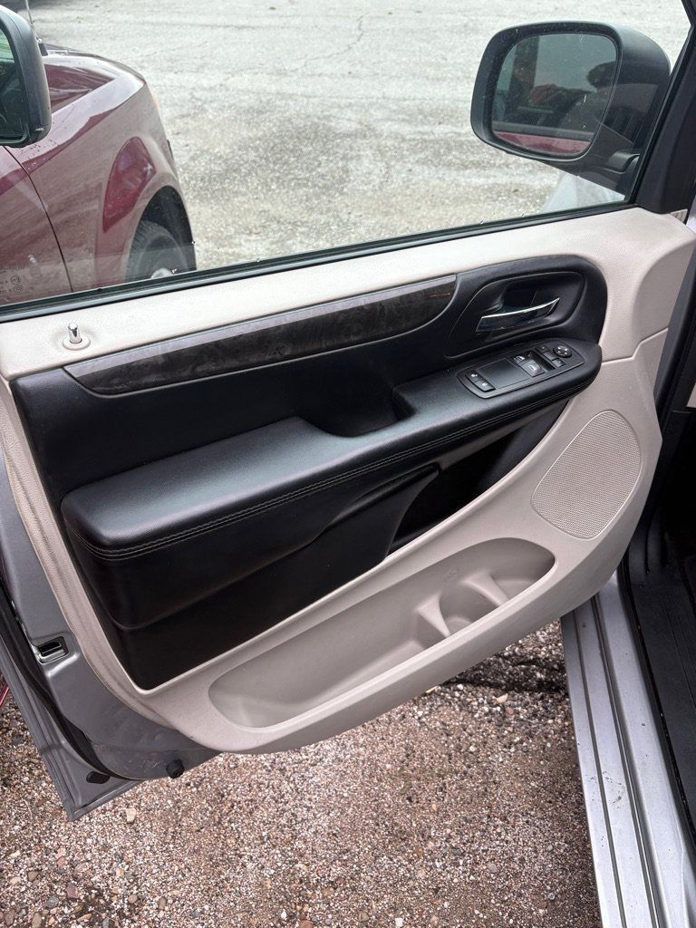 Used 2017 Dodge Grand Caravan SE w/ UConnect Hands-Free Group FWD image 10