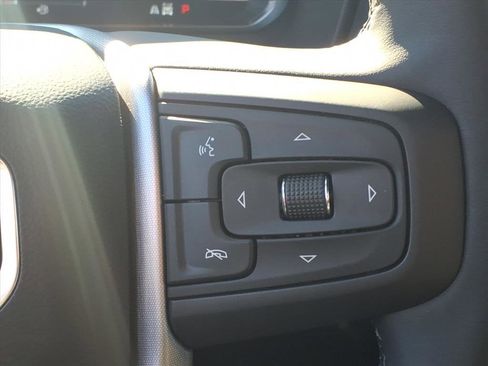 Used 2024 GMC Yukon SLT w/ SLT Luxury Package image 18