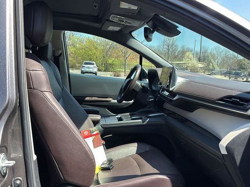 Used 2022 Toyota Sienna Platinum AWD/4WD image 17