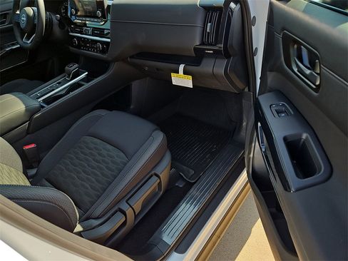 New 2025 Nissan Pathfinder SV image 7