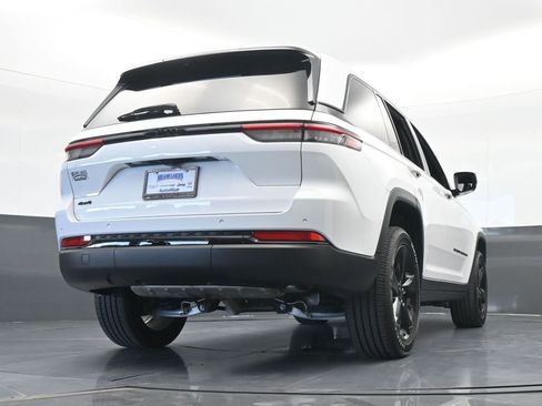 Used 2024 Jeep Grand Cherokee Altitude image 59