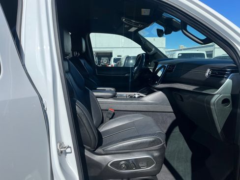 Used 2024 Jeep Wagoneer L Series II image 19