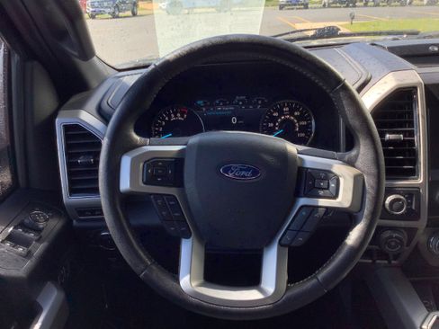 Used 2019 Ford F150 Lariat w/ Equipment Group 502A Luxury AWD/4WD image 9
