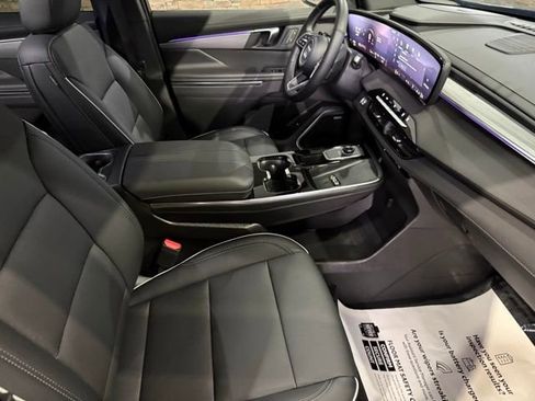 Used 2025 Buick Enclave Preferred AWD/4WD image 31