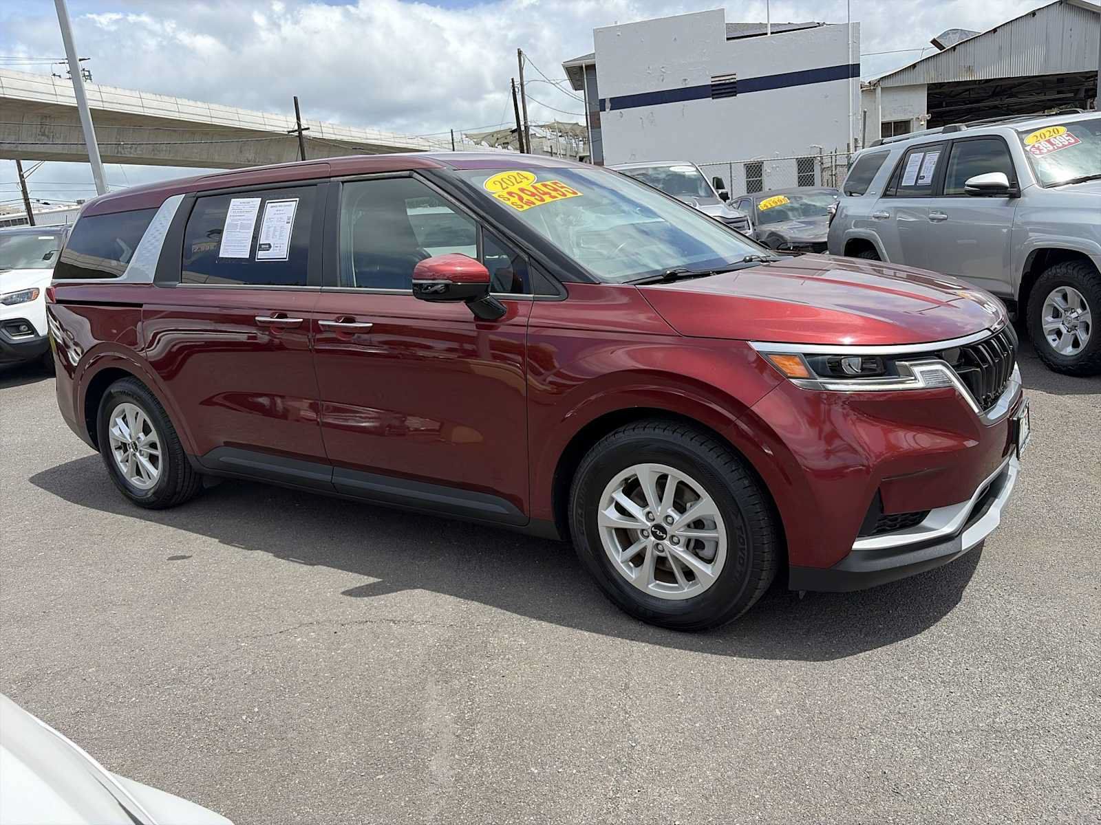 Used 2024 Kia Carnival LX FWD image 2