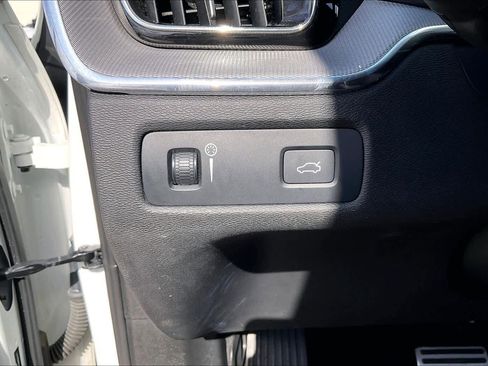 Used 2018 Volvo XC60 T5 R-Design w/ Convenience Package image 33