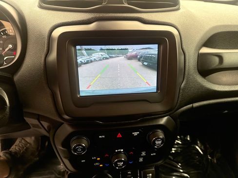 Used 2018 Jeep Renegade Altitude AWD/4WD image 13