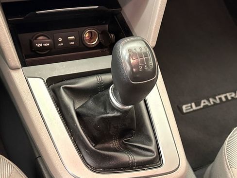 Used 2017 Hyundai Elantra SE FWD image 25