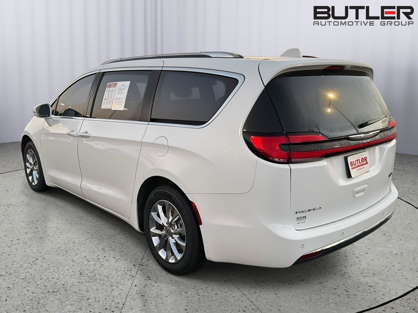 Used 2021 Chrysler Pacifica Touring-L FWD image 4