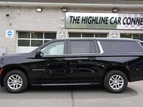 Used 2025 Chevrolet Suburban LT AWD/4WD image 3