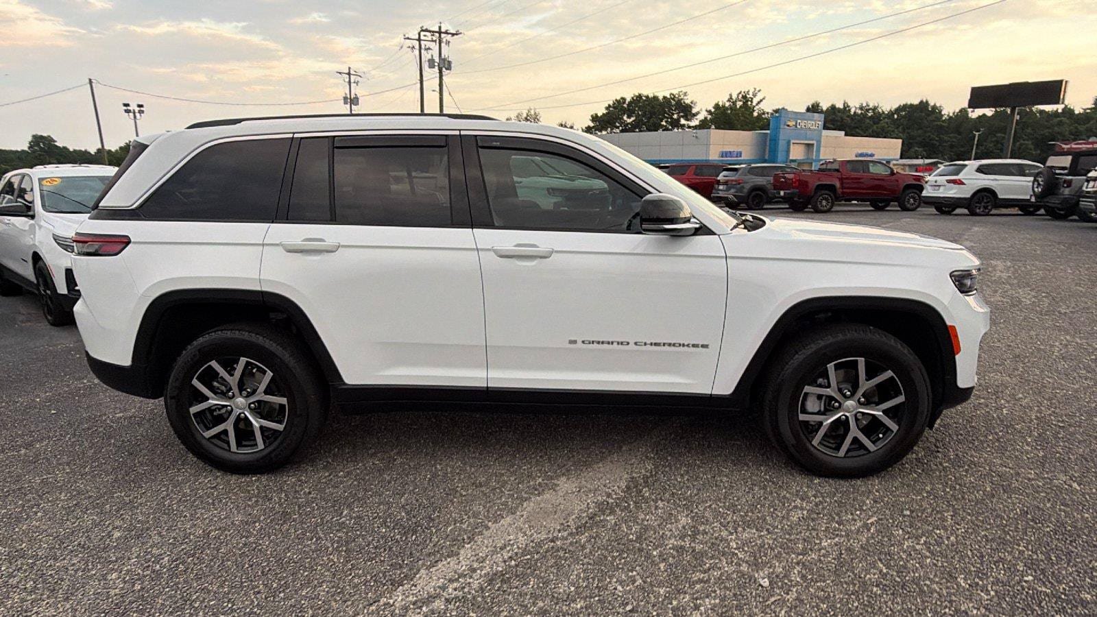 Used 2023 Jeep Grand Cherokee Limited AWD/4WD image 7