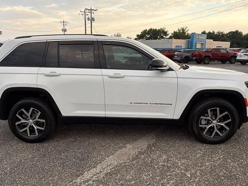 Used 2023 Jeep Grand Cherokee Limited AWD/4WD image 7