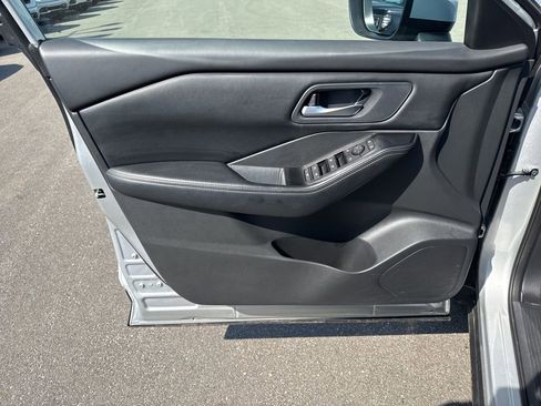 Used 2025 Nissan Rogue SV image 24