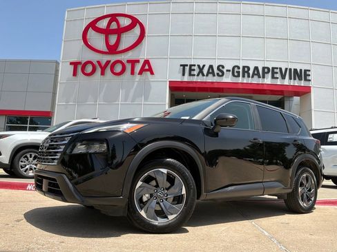 Used 2025 Nissan Rogue SV FWD image 2