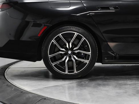 Used 2023 BMW 760i xDrive w/ Executive Package image 18