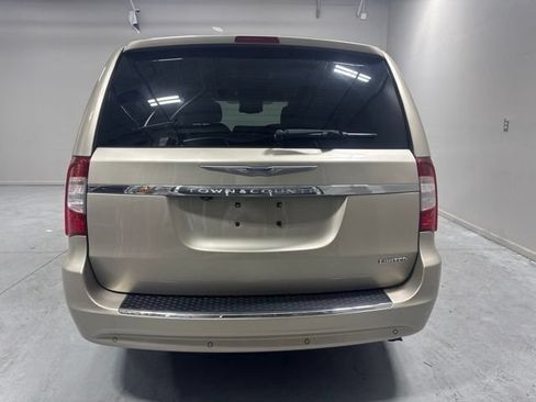 Used 2015 Chrysler Town & Country Limited Platinum FWD image 7
